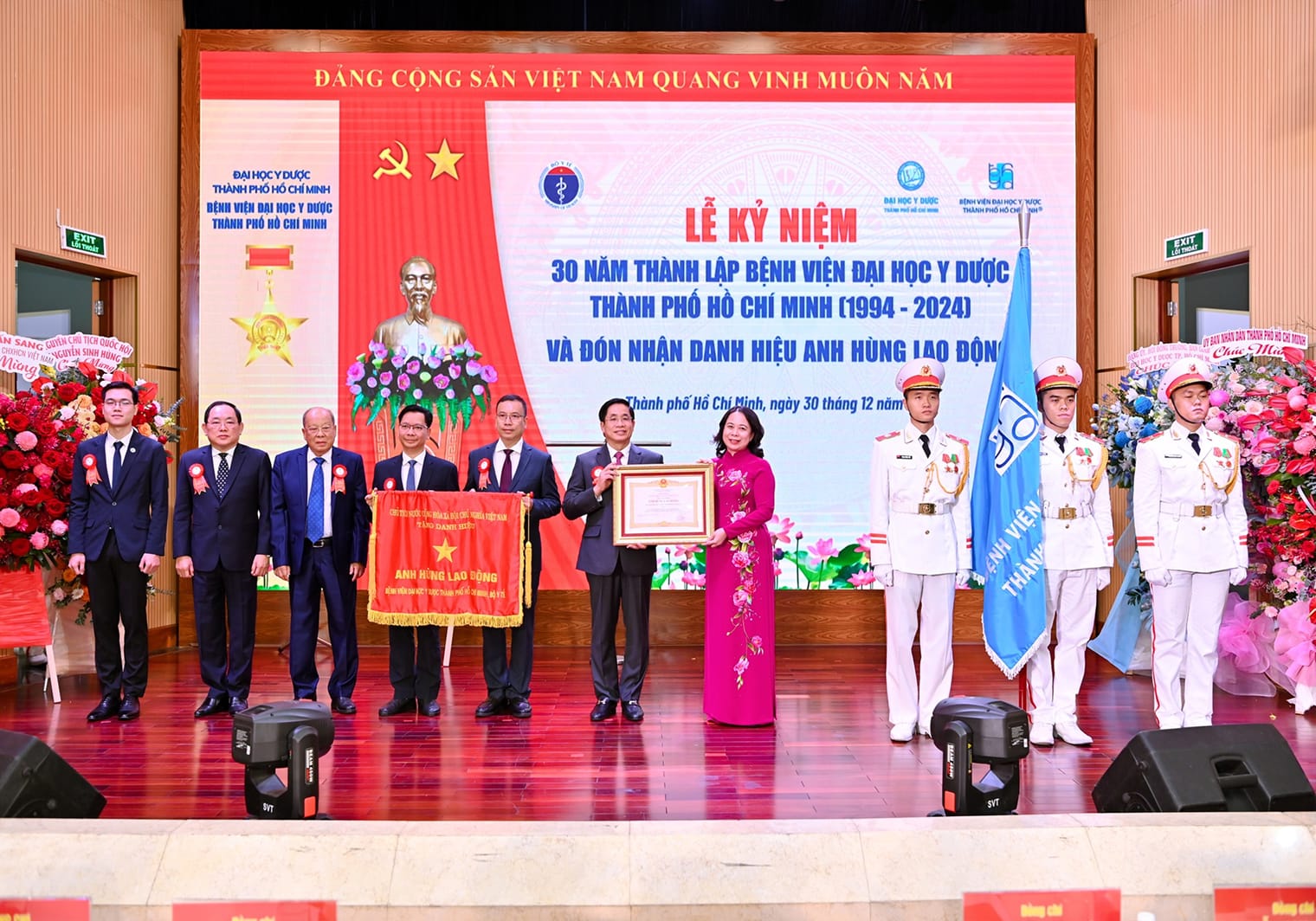 Bệnh viện Đại học Y Dược Thành phố Hồ Chí Minh đón nhận danh hiệu Anh hùng lao động